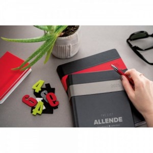  Agendas personalizadas para publicidad de color negro contrastadas con franja a color para regalos promocionales